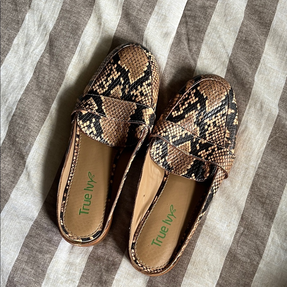 Women's Snakeskin Pattern Loafers - Brown